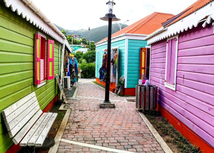 Isole Vergini Britanniche: il lusso selvaggio dei Caraibi 8 Colorate costruzioni a Road Town