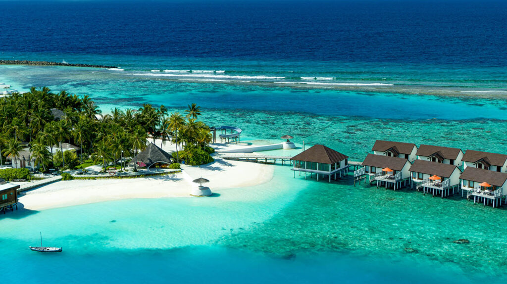 Maldive eco-sostenibili: l'anima verde dell'Eden 4 OBLU SELECT at Sangeli AERIAL VIEW Water Sports Beach 01 1