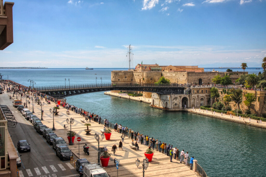 Taranto, la signora del Sud che non chiede permesso 9 shutterstock 1341414536