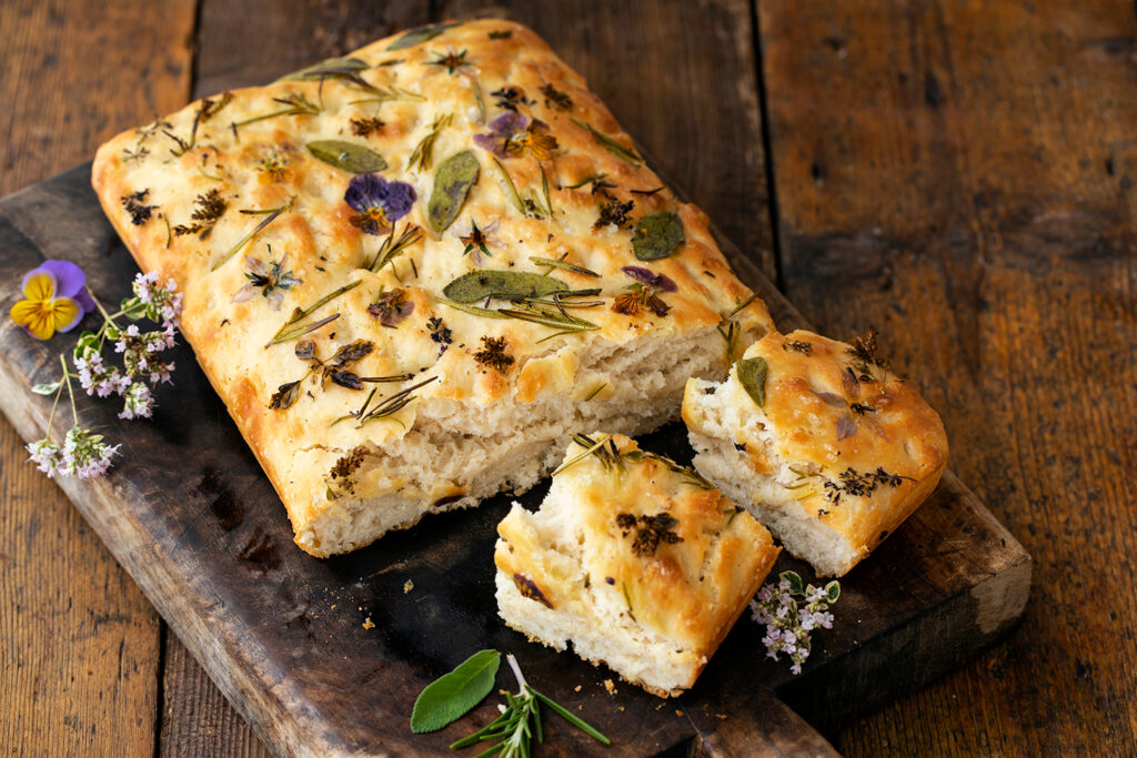 Focaccia alle erbe aromatiche e fiori eduli​