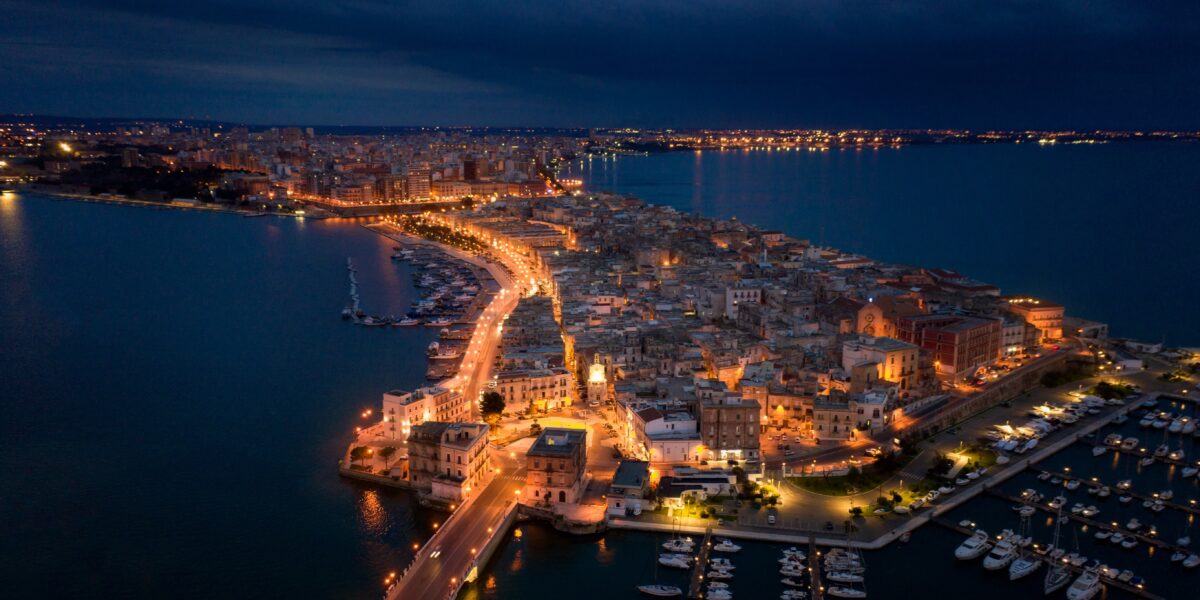 Taranto, la signora del Sud che non chiede permesso 2 shutterstock 2074201349