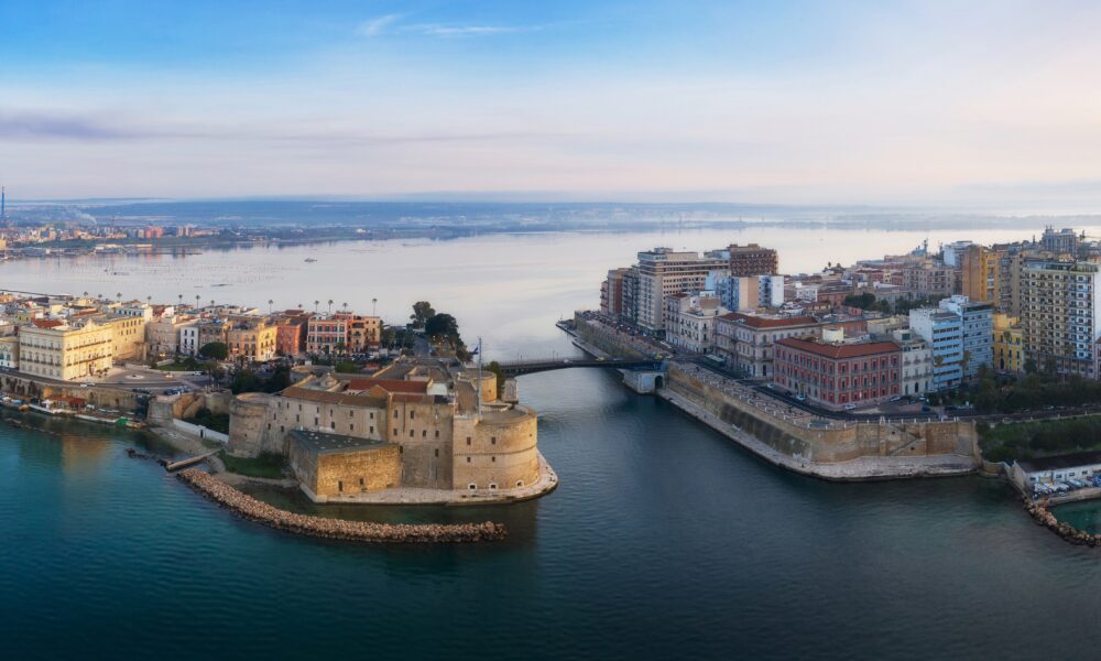 Taranto, la signora del Sud che non chiede permesso shutterstock 2074202009