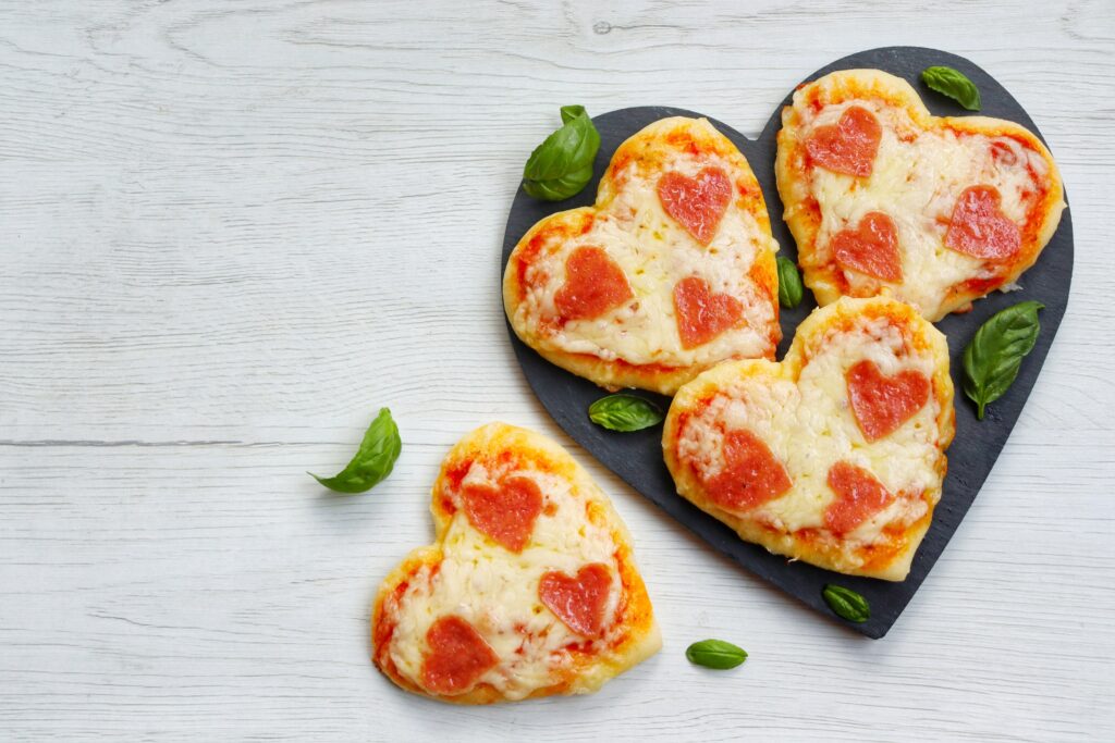 Cuori di pizza con salamino, pomodoro e mozzarella​