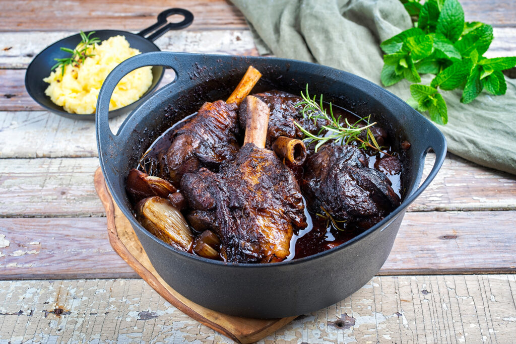 Brasato di stinco di agnello al vino rosso​