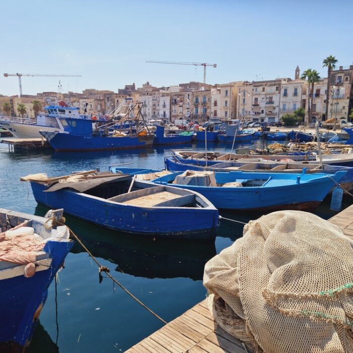 Taranto, la signora del Sud che non chiede permesso 6 shutterstock 2511110487