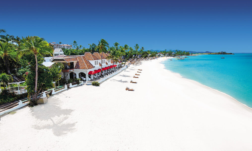 Antigua, l'isola che insegna al colore la felicità 17 La bianchissima spiaggia Dickenson Bay è la più lunga di tutta l’isola.