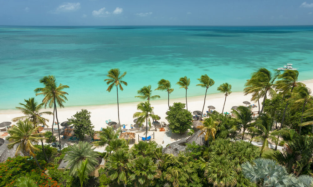 Antigua, l'isola che insegna al colore la felicità 16 La bianchissima spiaggia Dickenson Bay è la più lunga di tutta l’isola.