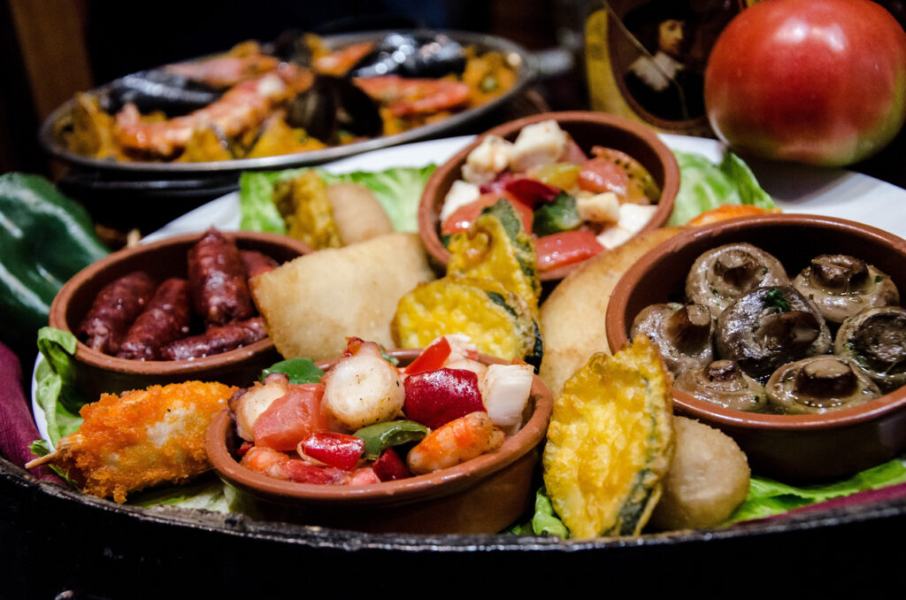 Le tapas sono piccoli assaggi tipici della tradizione spagnola, serviti come antipasto o accompagnamento al vino e alla birra.