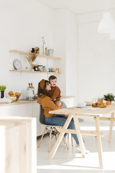 Cucina e living in dialogo: l’open space che fa vivere meglio la casa 3 mother son chair hugging