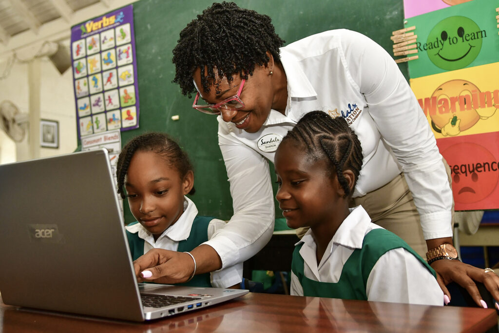 Antigua, l'isola che insegna al colore la felicità 7 sandals-foundation-school-technology