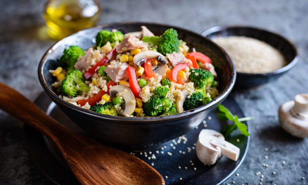 Gusto e salute in tavola: insalate e piatti freschi da tutto il mondo 3 Insalata di quinoa con tonno, peperone, broccoli e funghi