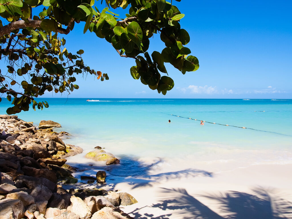 Antigua, l'isola che insegna al colore la felicità 15 La bianchissima spiaggia Dickenson Bay è la più lunga di tutta l’isola.