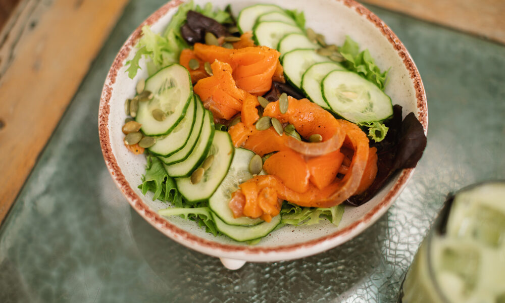Gusto e salute in tavola: insalate e piatti freschi da tutto il mondo 2 Insalata con salmone, cetrioli e semi di zucca