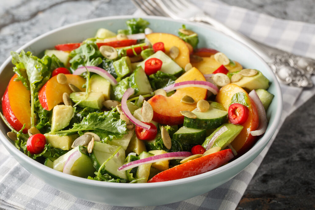 Gusto e salute in tavola: insalate e piatti freschi da tutto il mondo 6 Insalata estiva con pesche, rucola, cetrioli e avocado