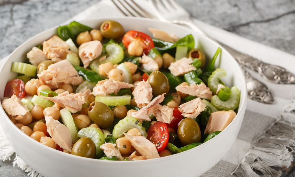 Gusto e salute in tavola: insalate e piatti freschi da tutto il mondo 1 Insalata di ceci, tonno e olive verdi