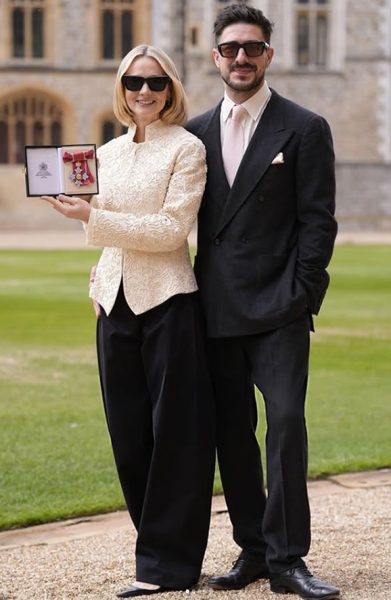 Carey Mulligan e suo marito Marcus Mumford alla sua investitura CBE al castello di Windsor il 31 marzo 2026