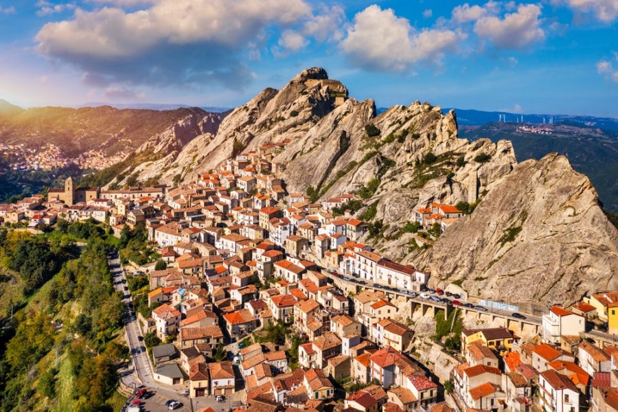 Dalla roccia al cielo: viaggio in Basilicata tra Matera e borghi verticali 7 shutterstock 2456673947