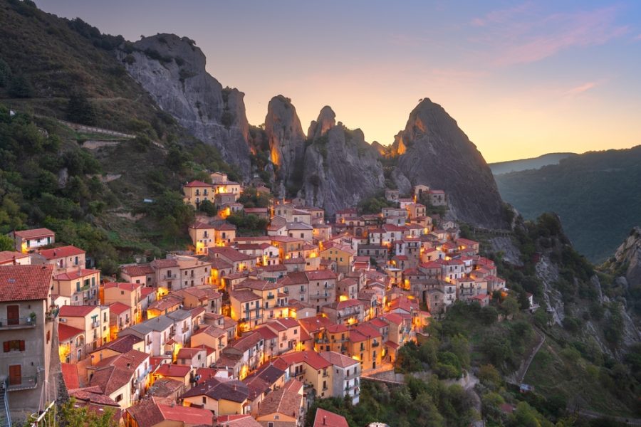 Dalla roccia al cielo: viaggio in Basilicata tra Matera e borghi verticali 10 shutterstock 2626681573