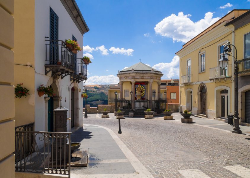 Dalla roccia al cielo: viaggio in Basilicata tra Matera e borghi verticali 1 shutterstock 690449800 e1777296726655