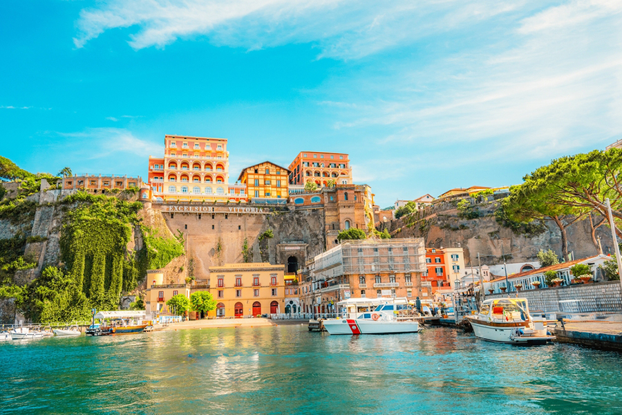 Sirene, hotel d’incanto e tramonti iconici: il fascino irresistibile di Sorrento Tra sirene, hotel da sogno e tramonti iconici: il fascino irresistibile di Sorrento