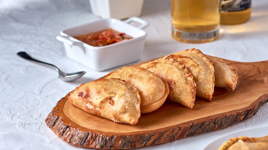 Empanadas, falafel e blinis: il trio chic per i tuoi aperitivi primaverili 2 shutterstock 1732363546