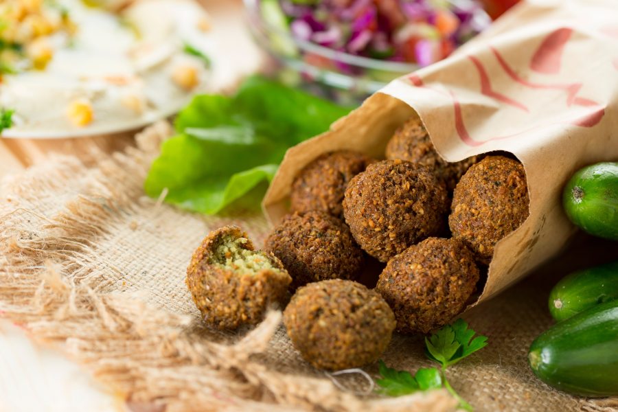 Empanadas, falafel e blinis: il trio chic per i tuoi aperitivi primaverili 3 shutterstock 2645107281