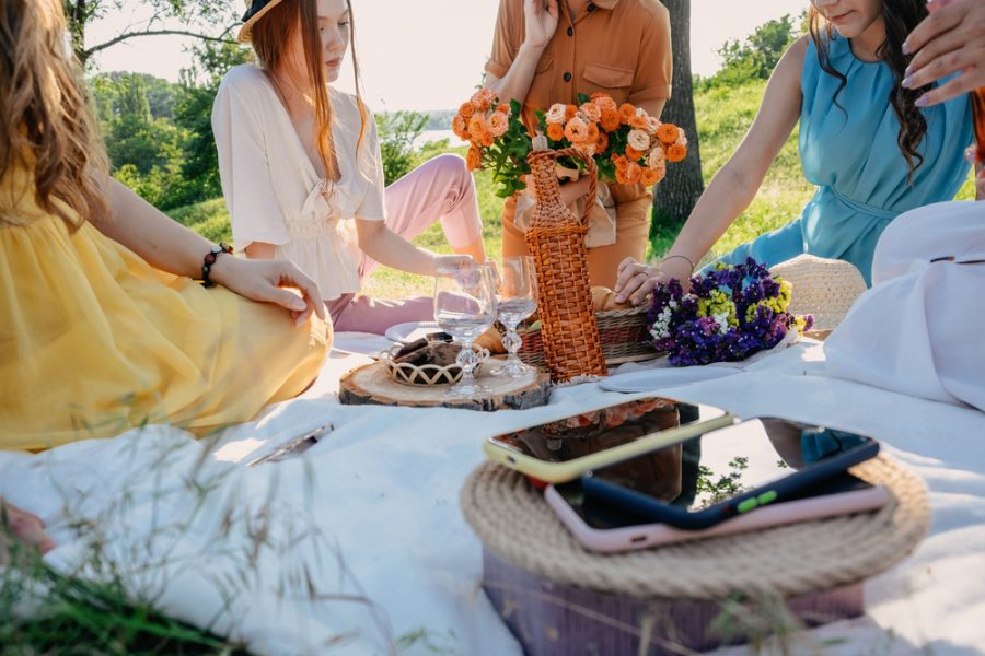 Digital detox di mezza estate: le 5 regole d'oro per staccare dallo smartphone durante le vacanze 1 shutterstock 1879613581