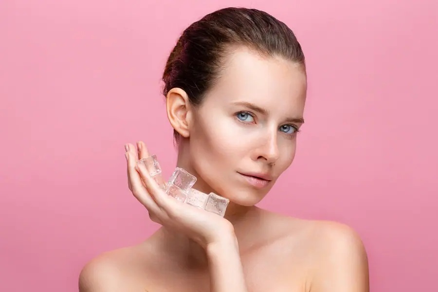 Skincare “effetto ghiaccio”: i prodotti da mettere in frigo per sgonfiare il viso la mattina skincare "effetto ghiaccio"