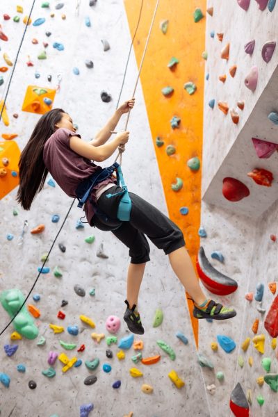 Arrampicata indoor, lo sport che allena corpo e mente 3 shutterstock 2459385657