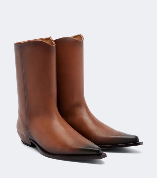 Il ritorno degli stivali: alti, texani o combat boot? La guida agli abbinamenti per ogni silhouette 12 Calvin Klein Collection Design slip on arricchito da unelegante punta affusolata e un tacco curvo