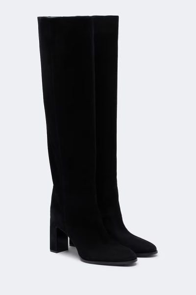 Il ritorno degli stivali: alti, texani o combat boot? La guida agli abbinamenti per ogni silhouette 6 Jimmy Choo Stivali over the knee Caly in suede