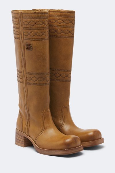 Il ritorno degli stivali: alti, texani o combat boot? La guida agli abbinamenti per ogni silhouette 3 Miu Miu Stivali in pelle con ricamo