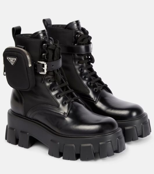 Il ritorno degli stivali: alti, texani o combat boot? La guida agli abbinamenti per ogni silhouette 18 Prada Modello stringato in pelle nera lucida su suola spessa in gomma
