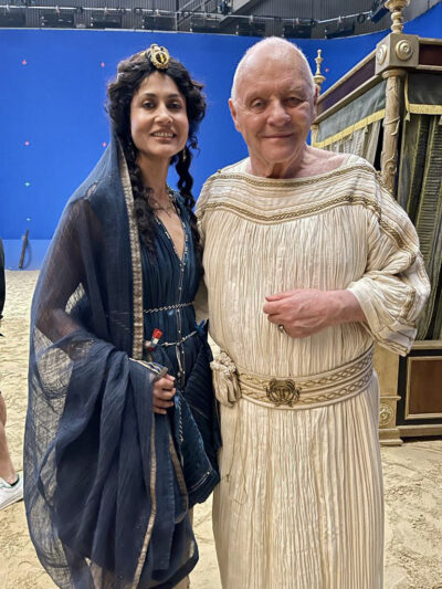 La rivelazione di Sandokan: Angeliqa Devi tra fascino magnetico e rituali beauty 3 Angeliqa Devi Anthony Hopkins backstage Those About to Die